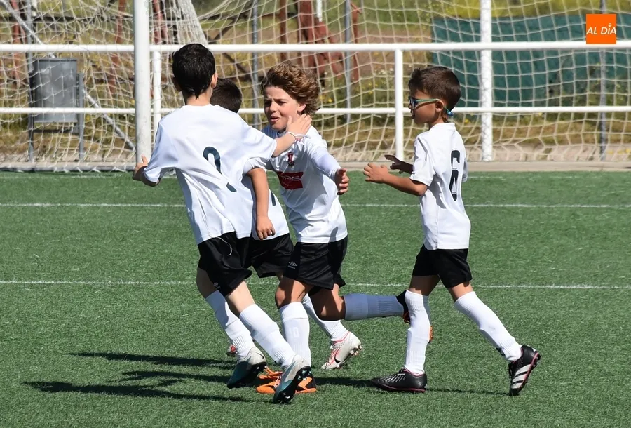 Foto 7 - #M [4-5 MAY] El Prebenjam&iacute;n del Ciudad Rodrigo sale victorioso de su toma y daca goleador ante Calasanz