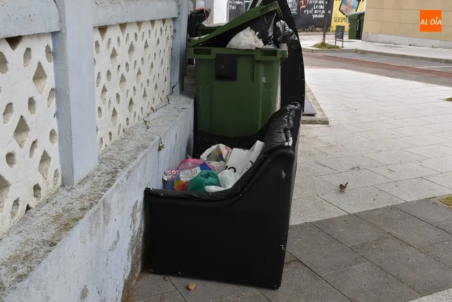 Foto 4 - 1Foto: Vandalismo sobre la basura de 'larga duraci&oacute;n'