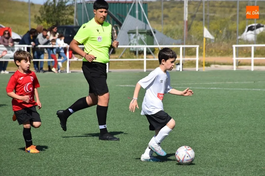 Foto 8 - #M [4-5 MAY] El Prebenjam&iacute;n del Ciudad Rodrigo sale victorioso de su toma y daca goleador ante Calasanz
