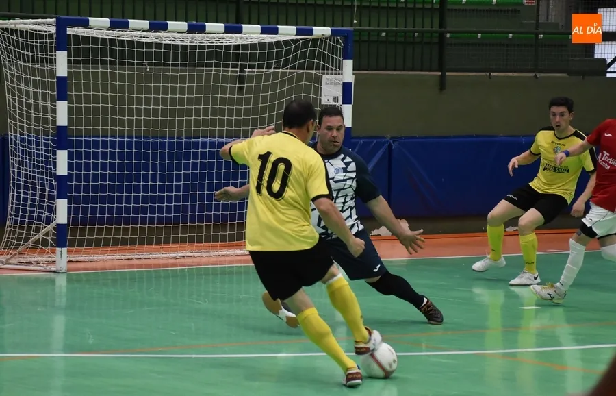 Foto 11 - El III Senior prolonga su &oacute;ptimo estado superando a un rival directo en la tabla al que pudo golear