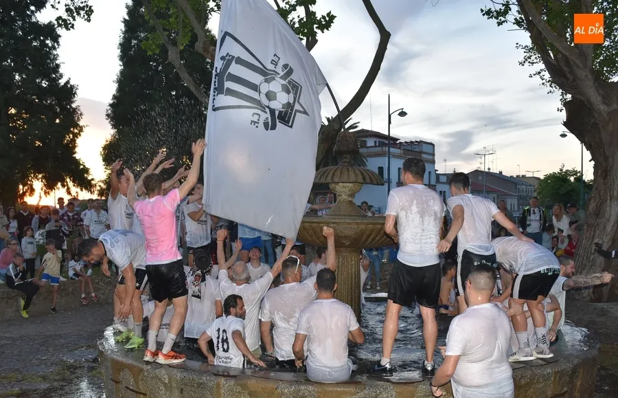 Foto 2 - Mir&oacute;briga festeja por todo lo alto el ascenso y el 1&ordm; t&iacute;tulo de Liga del Ciudad Rodrigo CF