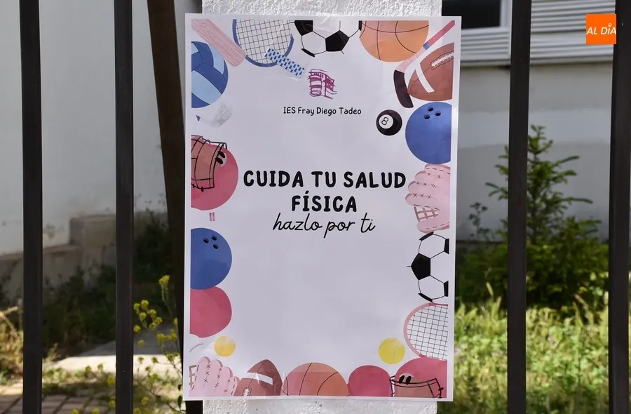Foto 5 - Alumnos del Fray Diego pegan por las calles carteles sobre h&aacute;bitos saludables