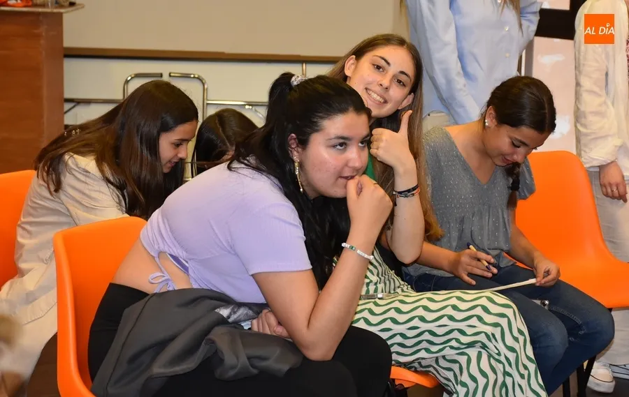 Foto 5 - Un grupo de j&oacute;venes sigue en el Centro Joven el controvertido Festival de Eurovisi&oacute;n 2024