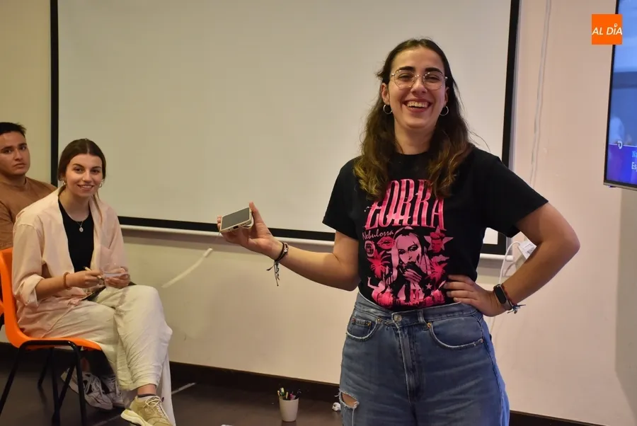 Foto 4 - Un grupo de j&oacute;venes sigue en el Centro Joven el controvertido Festival de Eurovisi&oacute;n 2024
