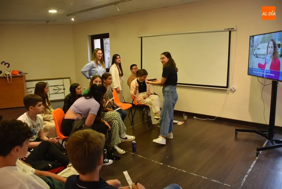 Foto 3 - Un grupo de j&oacute;venes sigue en el Centro Joven el controvertido Festival de Eurovisi&oacute;n 2024