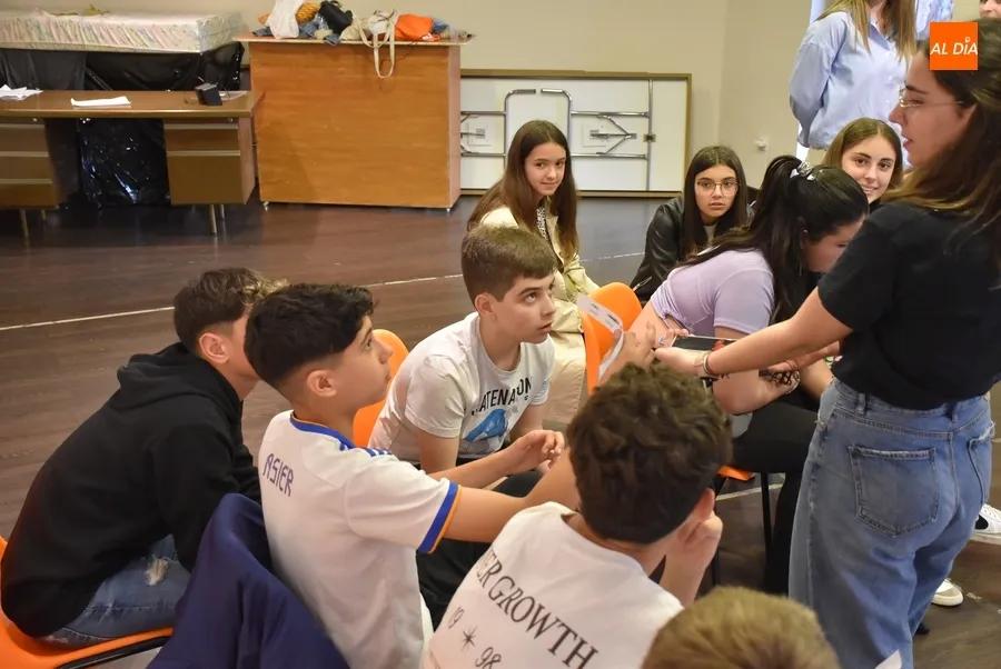 Foto 2 - Un grupo de j&oacute;venes sigue en el Centro Joven el controvertido Festival de Eurovisi&oacute;n 2024