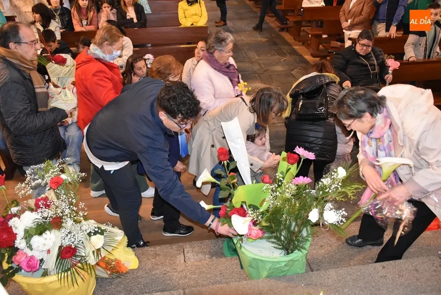 Foto 5 - L@s ni&ntilde;@s de Primera Comuni&oacute;n, protagonistas en la nueva ofrenda floral a la Virgen