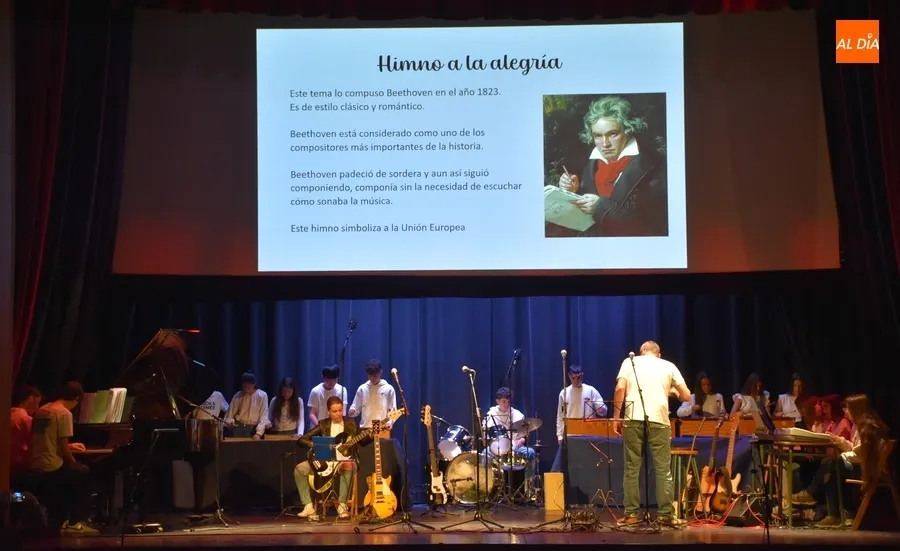 Foto 2 - El IES Tierra alcanza el c&eacute;nit de su &lsquo;Gira musical 23/24&rsquo; sobre las tablas del Teatro Nuevo 