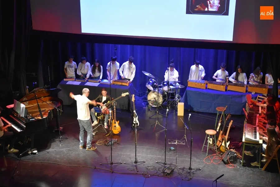 Foto 3 - El IES Tierra alcanza el c&eacute;nit de su &lsquo;Gira musical 23/24&rsquo; sobre las tablas del Teatro Nuevo 