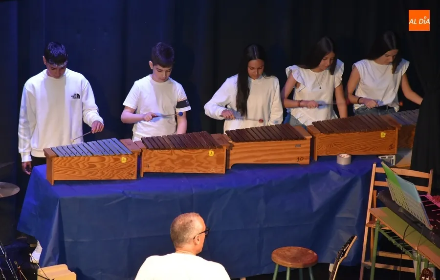Foto 4 - El IES Tierra alcanza el c&eacute;nit de su &lsquo;Gira musical 23/24&rsquo; sobre las tablas del Teatro Nuevo 