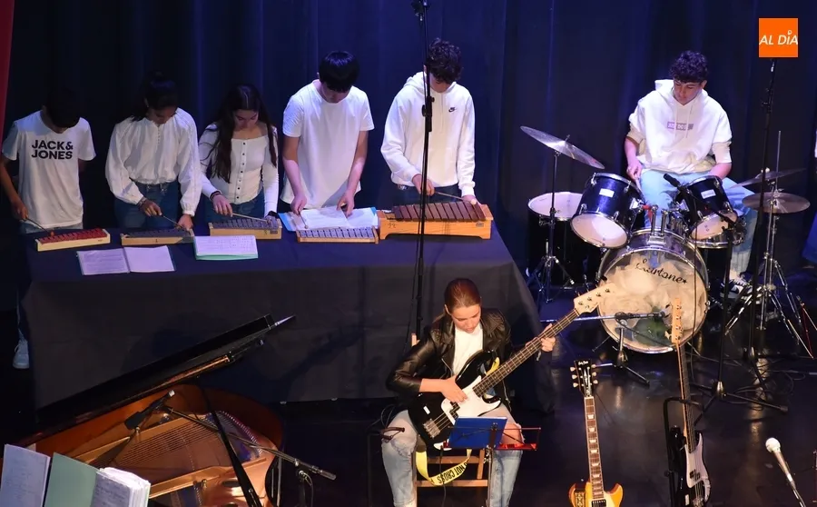 Foto 5 - El IES Tierra alcanza el c&eacute;nit de su &lsquo;Gira musical 23/24&rsquo; sobre las tablas del Teatro Nuevo 