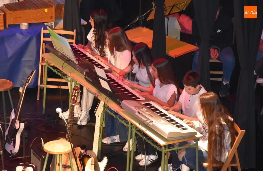 Foto 6 - El IES Tierra alcanza el c&eacute;nit de su &lsquo;Gira musical 23/24&rsquo; sobre las tablas del Teatro Nuevo 