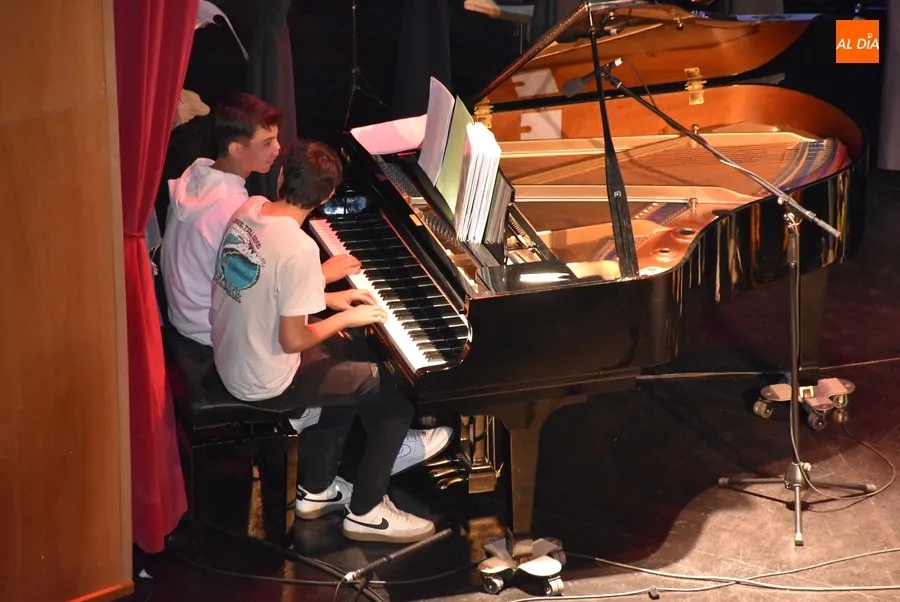 Foto 7 - El IES Tierra alcanza el c&eacute;nit de su &lsquo;Gira musical 23/24&rsquo; sobre las tablas del Teatro Nuevo 