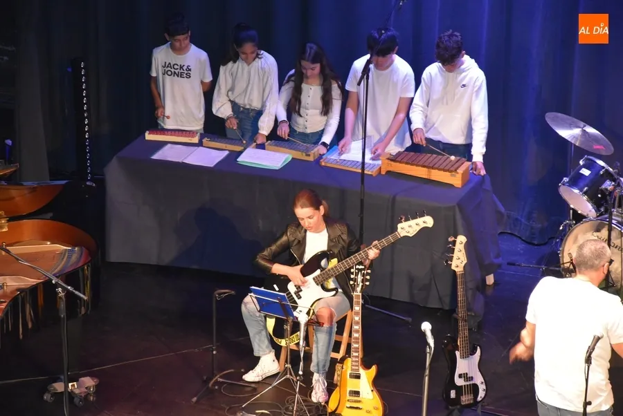 Foto 8 - El IES Tierra alcanza el c&eacute;nit de su &lsquo;Gira musical 23/24&rsquo; sobre las tablas del Teatro Nuevo 