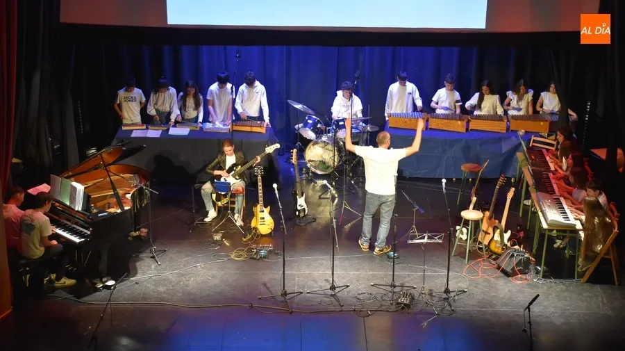 Foto 9 - El IES Tierra alcanza el c&eacute;nit de su &lsquo;Gira musical 23/24&rsquo; sobre las tablas del Teatro Nuevo 