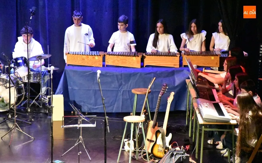 Foto 10 - El IES Tierra alcanza el c&eacute;nit de su &lsquo;Gira musical 23/24&rsquo; sobre las tablas del Teatro Nuevo 
