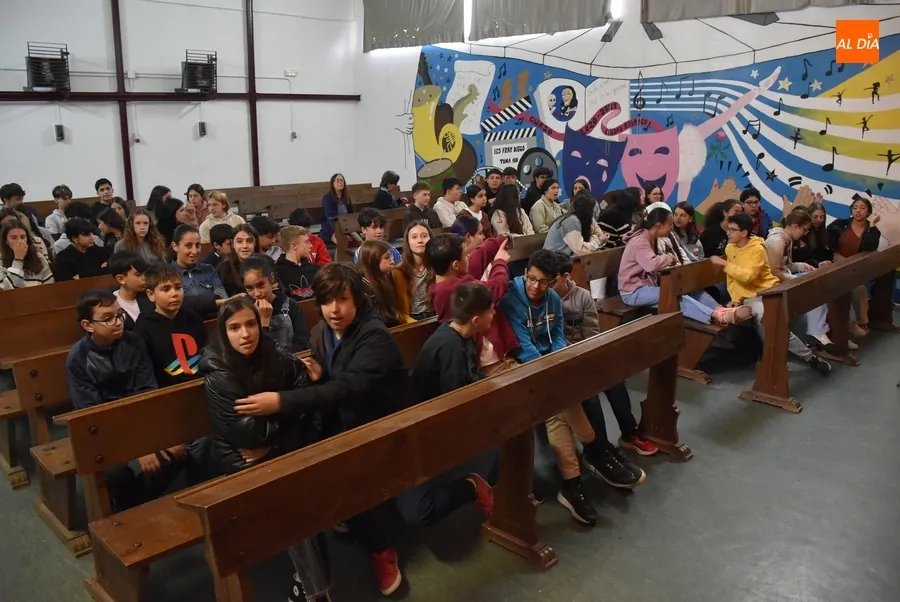 Foto 2 - Alumnos del IES Fray Diego rememoran grandes &eacute;xitos de la m&uacute;sica en lengua inglesa