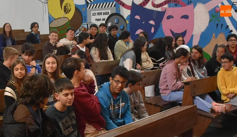 Foto 3 - Alumnos del IES Fray Diego rememoran grandes &eacute;xitos de la m&uacute;sica en lengua inglesa