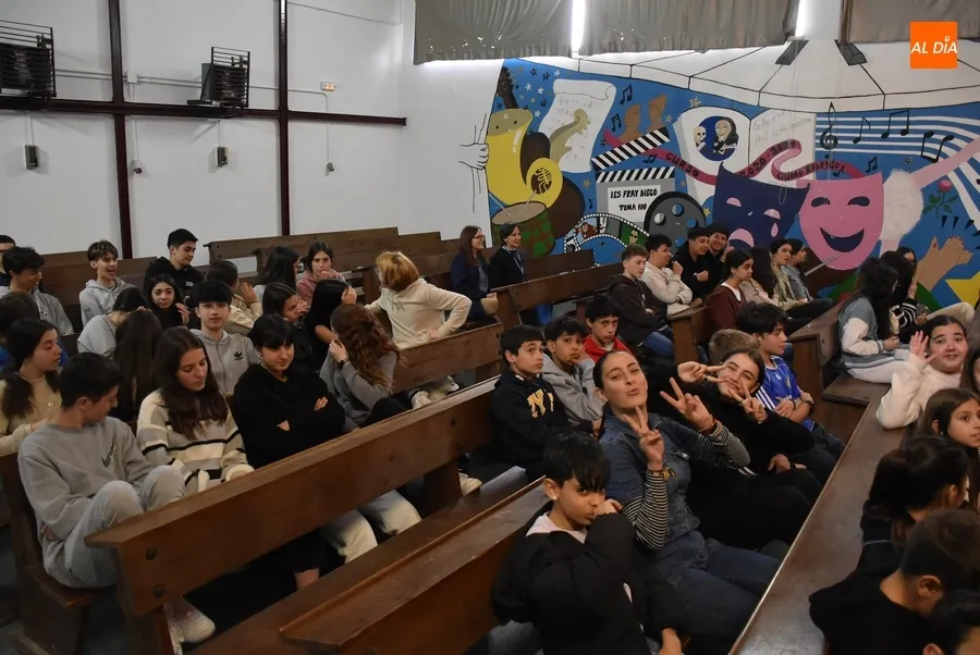 Foto 4 - Alumnos del IES Fray Diego rememoran grandes &eacute;xitos de la m&uacute;sica en lengua inglesa