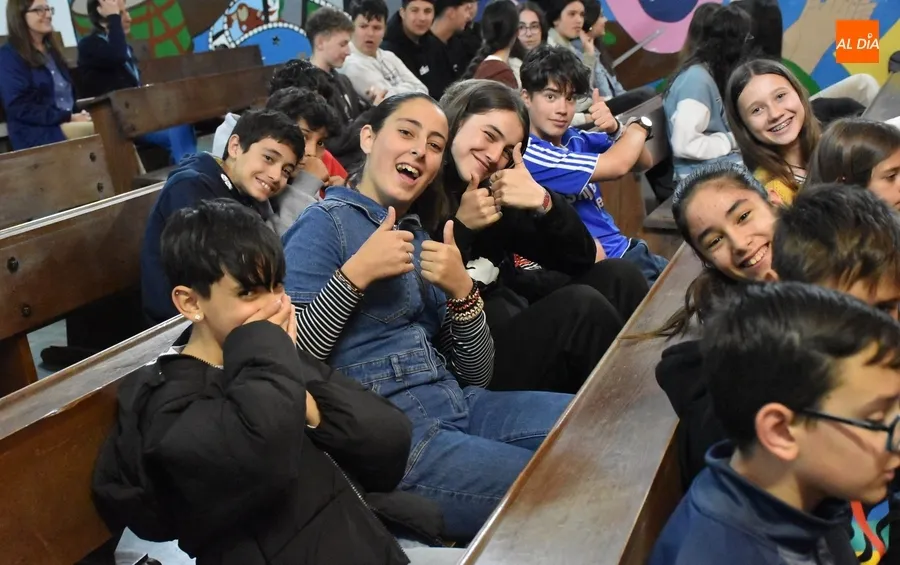 Foto 5 - Alumnos del IES Fray Diego rememoran grandes &eacute;xitos de la m&uacute;sica en lengua inglesa