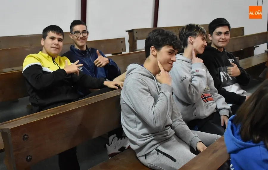 Foto 6 - Alumnos del IES Fray Diego rememoran grandes &eacute;xitos de la m&uacute;sica en lengua inglesa