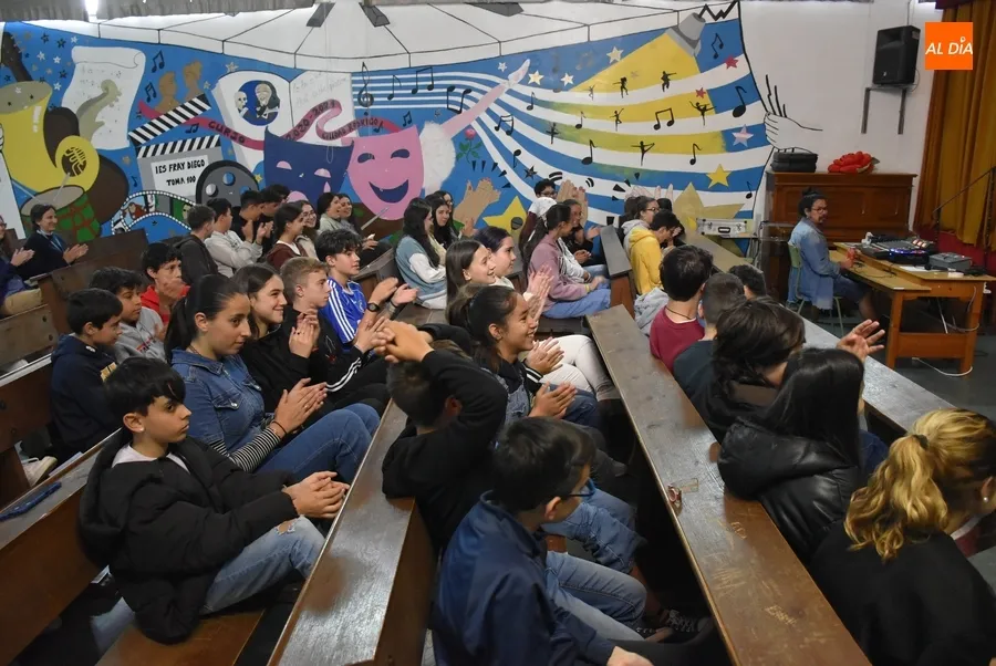 Foto 7 - Alumnos del IES Fray Diego rememoran grandes &eacute;xitos de la m&uacute;sica en lengua inglesa