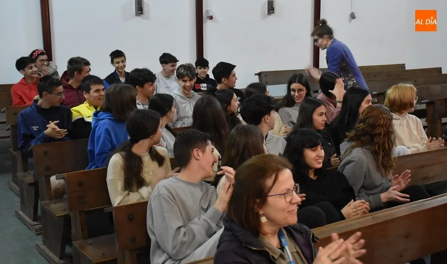 Foto 11 - Alumnos del IES Fray Diego rememoran grandes &eacute;xitos de la m&uacute;sica en lengua inglesa