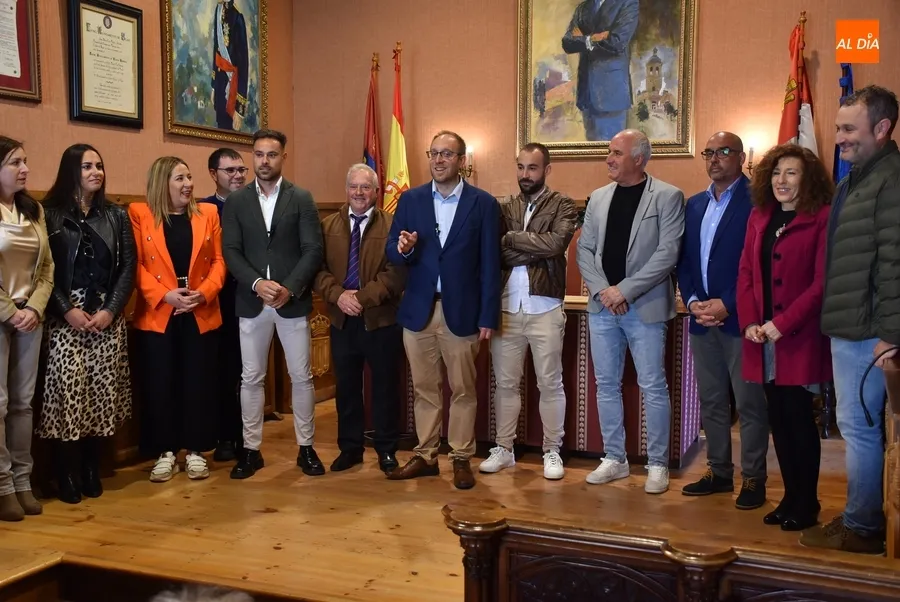 Foto 2 - El Ciudad Rodrigo CF es recibido en la Casa Consistorial a ra&iacute;z de su hist&oacute;rico t&iacute;tulo de Liga