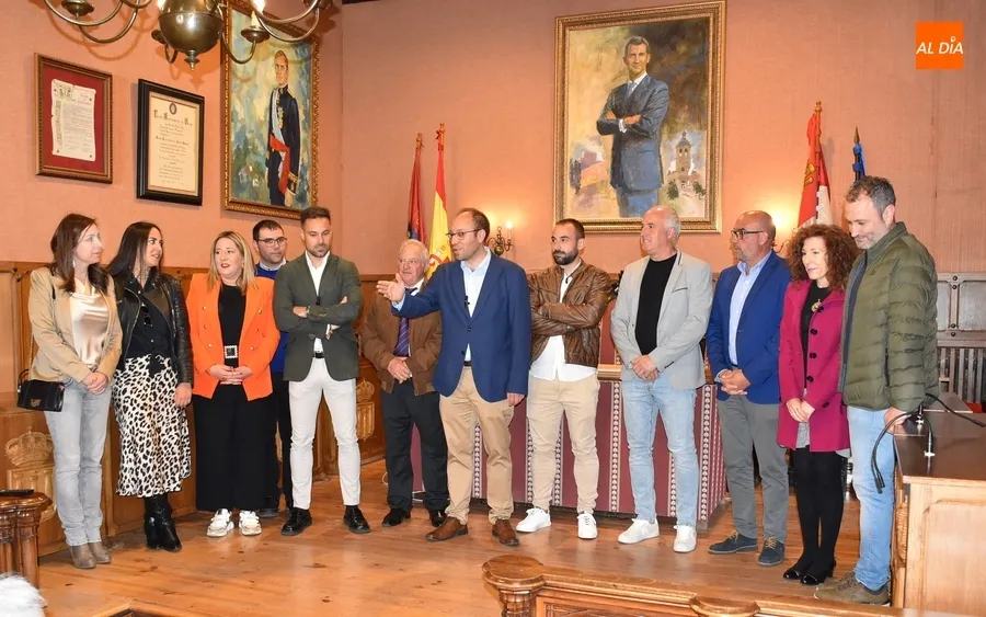 Foto 3 - El Ciudad Rodrigo CF es recibido en la Casa Consistorial a ra&iacute;z de su hist&oacute;rico t&iacute;tulo de Liga