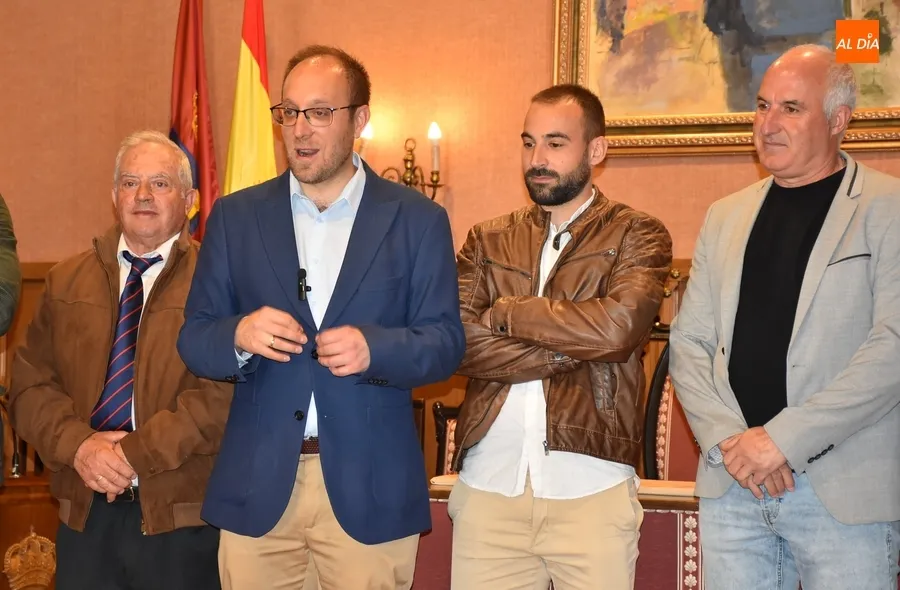 Foto 4 - El Ciudad Rodrigo CF es recibido en la Casa Consistorial a ra&iacute;z de su hist&oacute;rico t&iacute;tulo de Liga