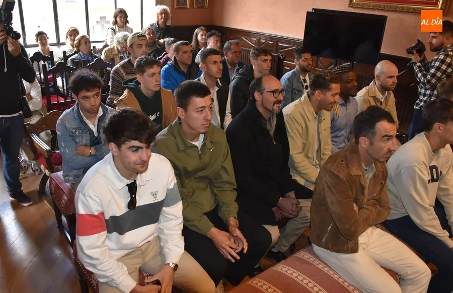 Foto 5 - El Ciudad Rodrigo CF es recibido en la Casa Consistorial a ra&iacute;z de su hist&oacute;rico t&iacute;tulo de Liga