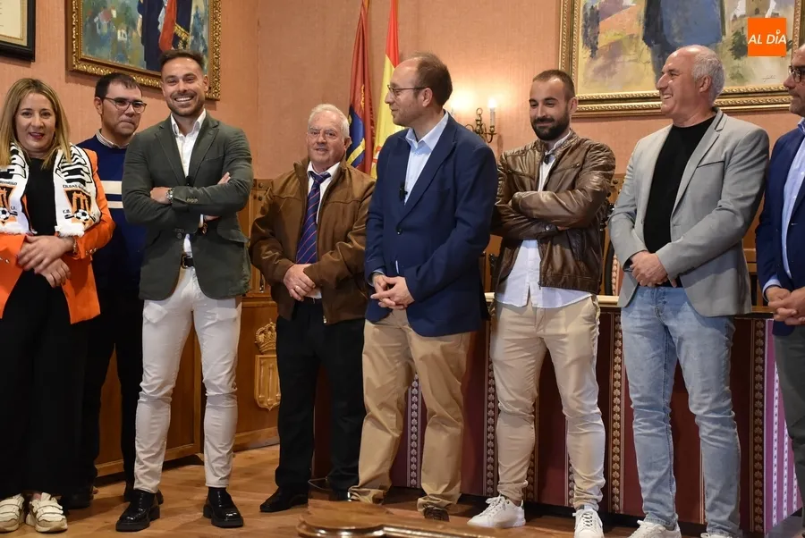Foto 6 - El Ciudad Rodrigo CF es recibido en la Casa Consistorial a ra&iacute;z de su hist&oacute;rico t&iacute;tulo de Liga