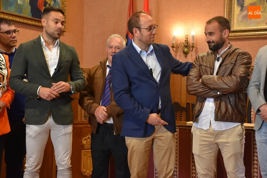 Foto 7 - El Ciudad Rodrigo CF es recibido en la Casa Consistorial a ra&iacute;z de su hist&oacute;rico t&iacute;tulo de Liga