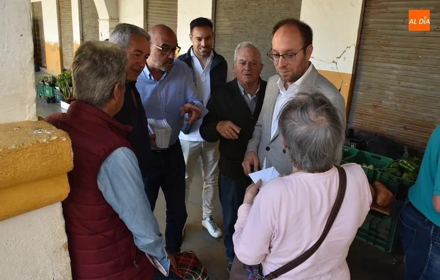 Foto 2 - El PP estrena una pancarta en su visita electoral al Mercado de los Martes
