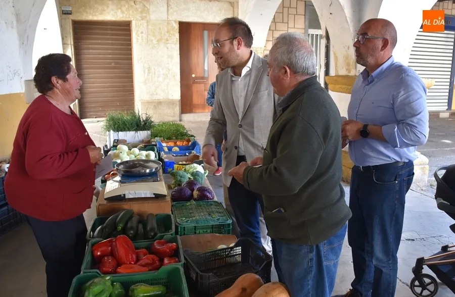 Foto 3 - El PP estrena una pancarta en su visita electoral al Mercado de los Martes