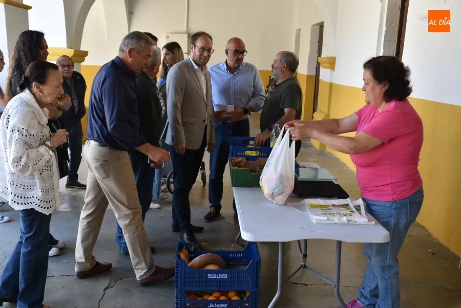 Foto 4 - El PP estrena una pancarta en su visita electoral al Mercado de los Martes