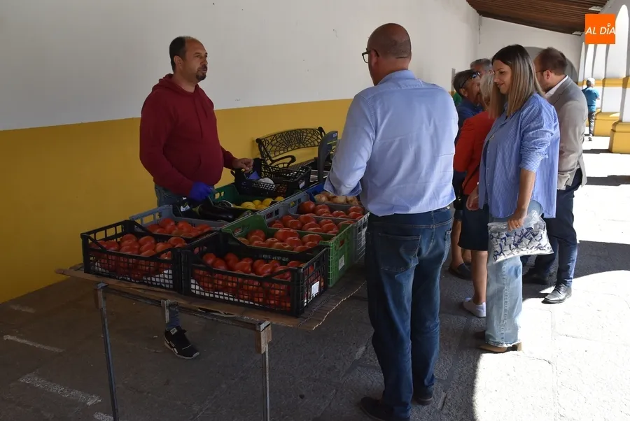 Foto 5 - El PP estrena una pancarta en su visita electoral al Mercado de los Martes