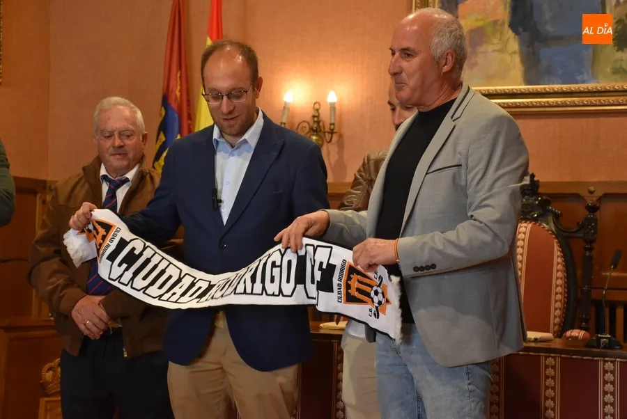 Foto 9 - El Ciudad Rodrigo CF es recibido en la Casa Consistorial a ra&iacute;z de su hist&oacute;rico t&iacute;tulo de Liga