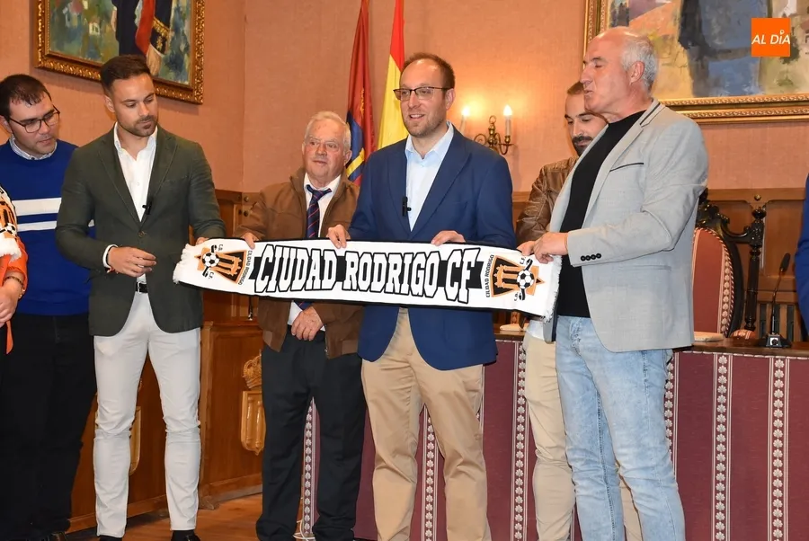 Foto 10 - El Ciudad Rodrigo CF es recibido en la Casa Consistorial a ra&iacute;z de su hist&oacute;rico t&iacute;tulo de Liga