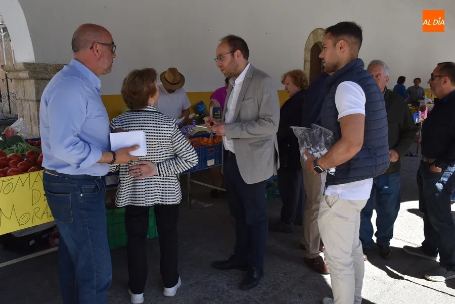 Foto 6 - El PP estrena una pancarta en su visita electoral al Mercado de los Martes