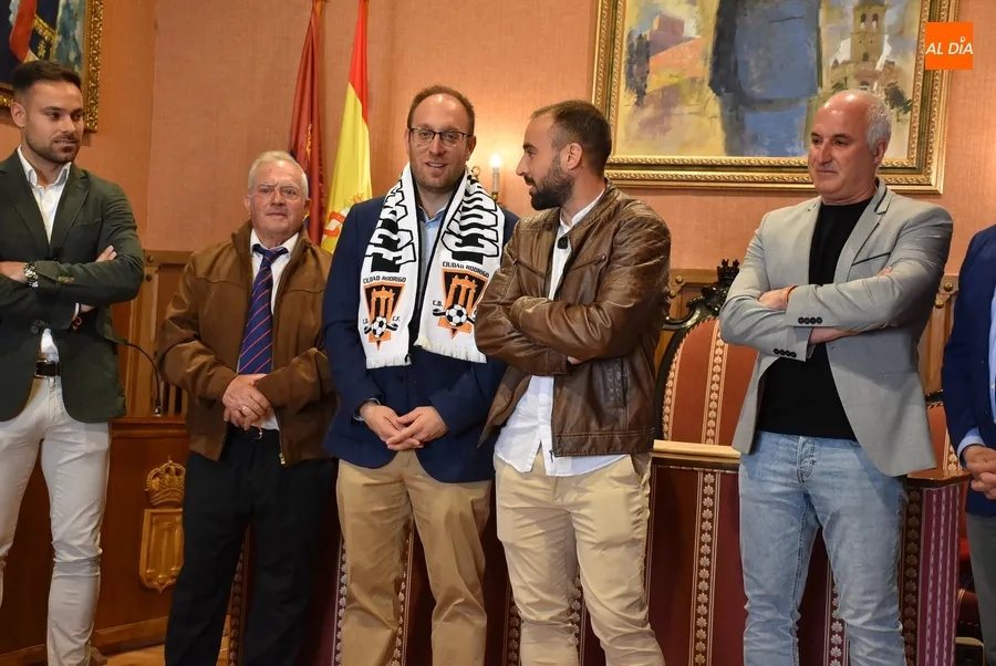 Foto 11 - El Ciudad Rodrigo CF es recibido en la Casa Consistorial a ra&iacute;z de su hist&oacute;rico t&iacute;tulo de Liga