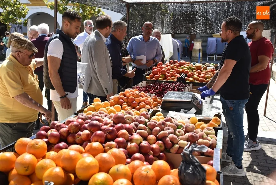 Foto 7 - El PP estrena una pancarta en su visita electoral al Mercado de los Martes
