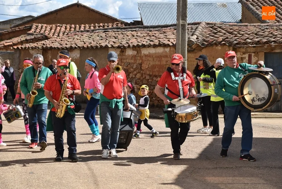 Foto 2 - Colorido concurso de disfraces en Cabrillas en el que se declar&oacute; a todos como ganadores