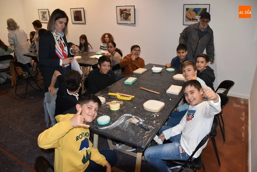 Foto 2 - Alumnos de San Francisco y el IES Tierra crean piezas de escayola de la mano de la Escuela de Adultos