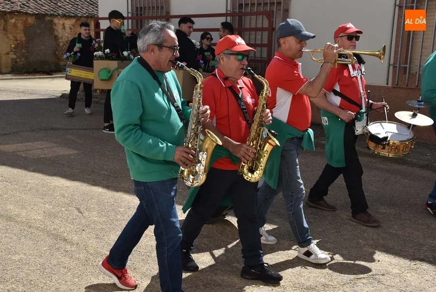 Foto 4 - Colorido concurso de disfraces en Cabrillas en el que se declar&oacute; a todos como ganadores
