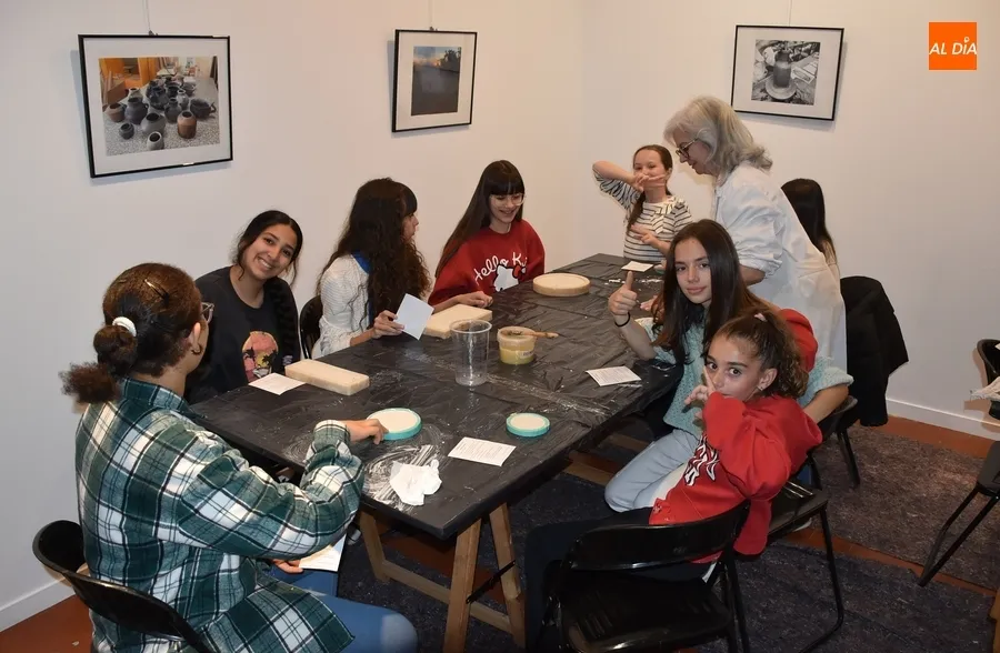 Foto 3 - Alumnos de San Francisco y el IES Tierra crean piezas de escayola de la mano de la Escuela de Adultos