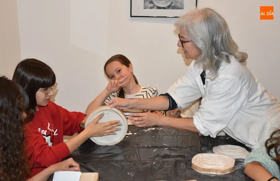 Foto 4 - Alumnos de San Francisco y el IES Tierra crean piezas de escayola de la mano de la Escuela de Adultos