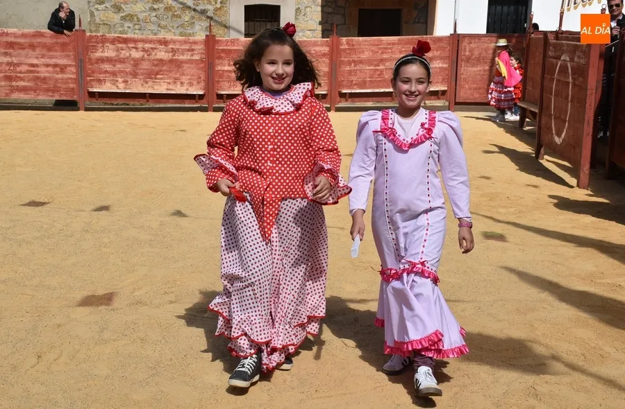 Foto 6 - Colorido concurso de disfraces en Cabrillas en el que se declar&oacute; a todos como ganadores