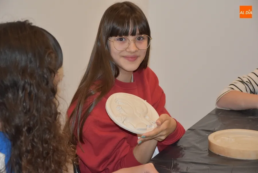 Foto 5 - Alumnos de San Francisco y el IES Tierra crean piezas de escayola de la mano de la Escuela de Adultos