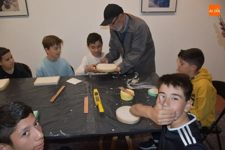 Foto 6 - Alumnos de San Francisco y el IES Tierra crean piezas de escayola de la mano de la Escuela de Adultos